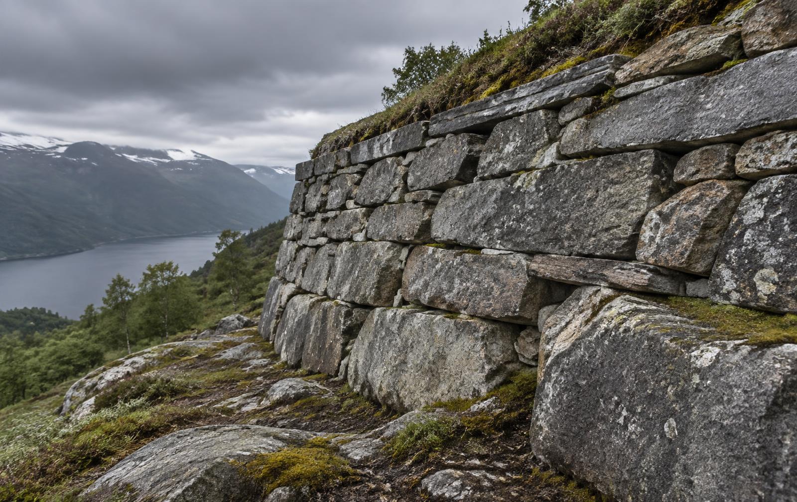 Tørrsteinmur med forbandt og store grunnsteiner
